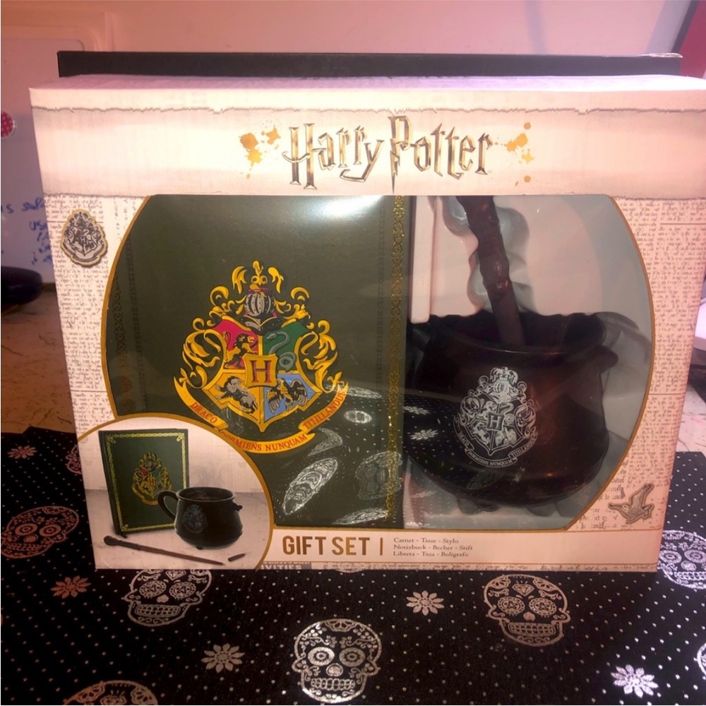 NIB Harry Potter 3 piece Gift Set (Notebook, Mug, Pen) - Picture 1 of 7